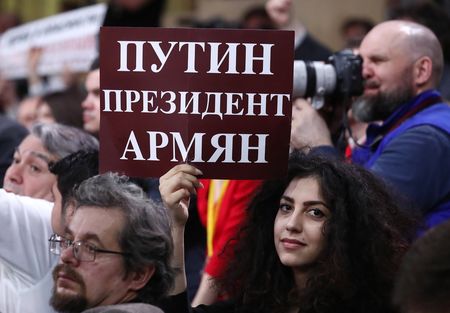 Журналистка с плакатом 