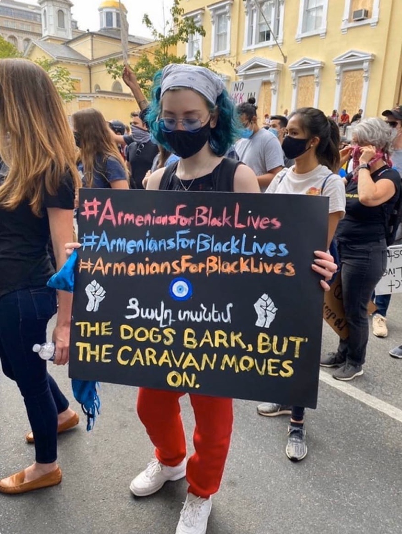 Надпись на плакате: “Армяне за Black Lives Matter”