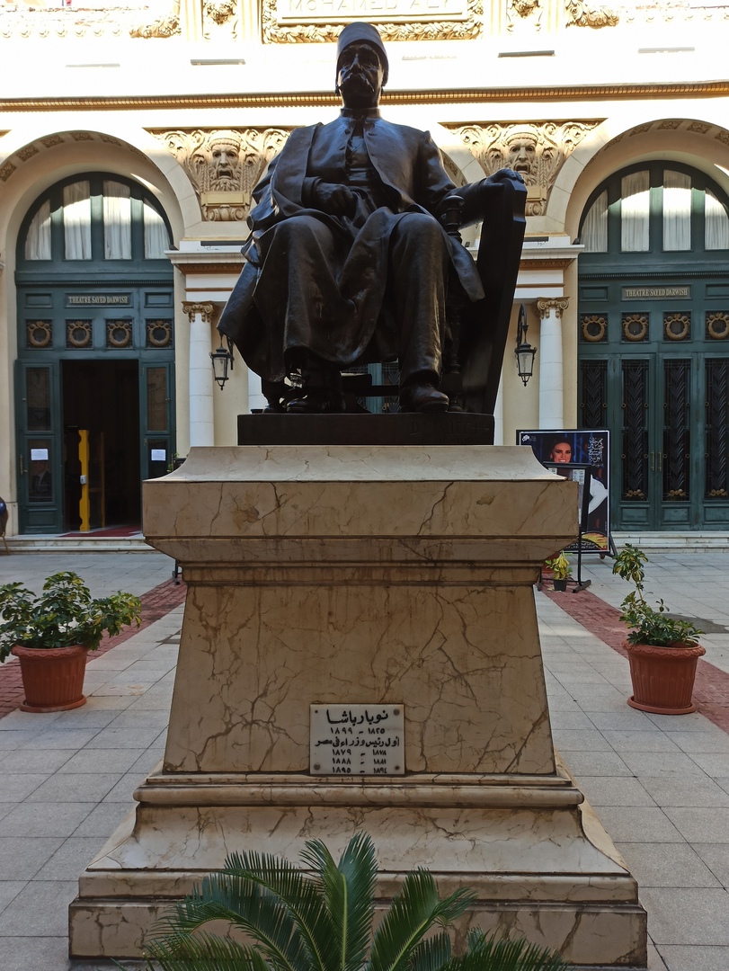 Памятник Нубару-Паше у входа Александрийскую оперу